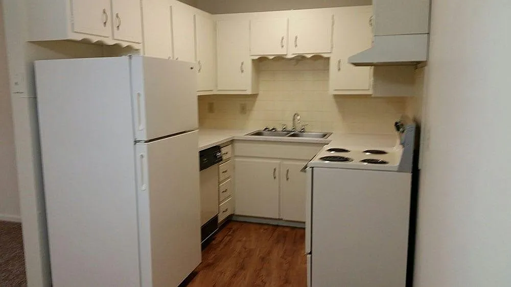 Country Club Apartments — Photo 3