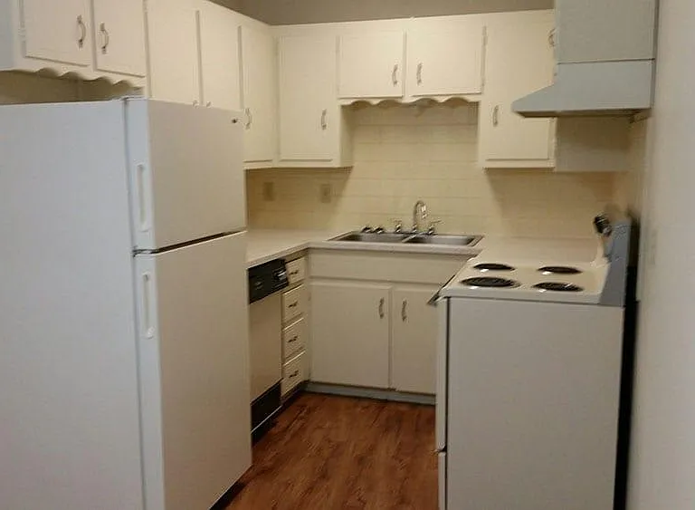 Country Club Apartments — Photo 3