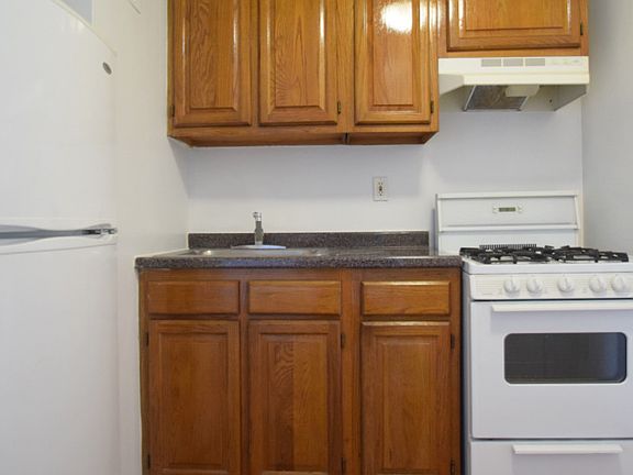 Harbor House - Studio Kitchen - H07-04E