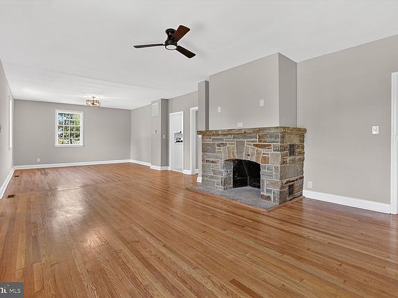 3rd image of 315 E Cold Spring Ln
