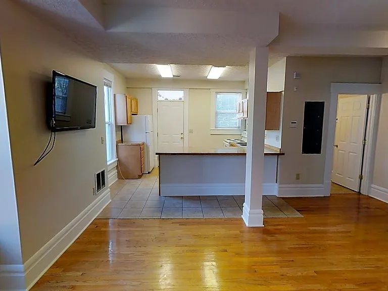 235 E 11th Ave — Photo 2
