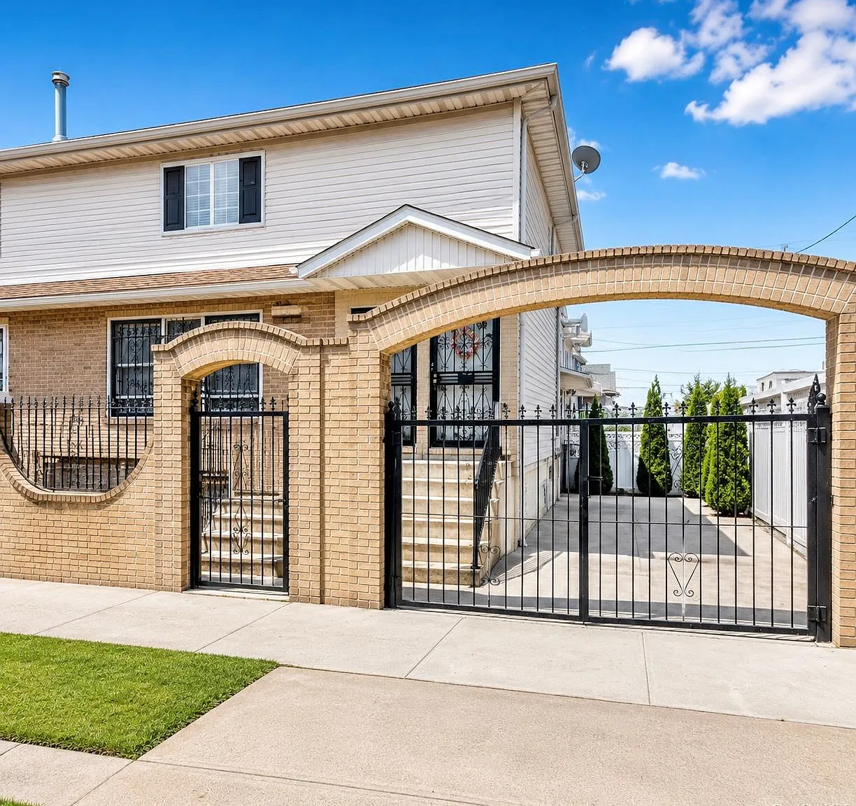 3 bed, 1.0 bath, 1978 sqft, $3,200 — Photo 1
