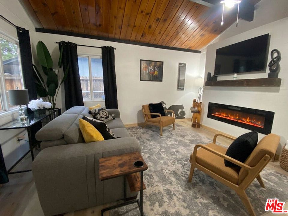 1st image of 972 Pinon Ln