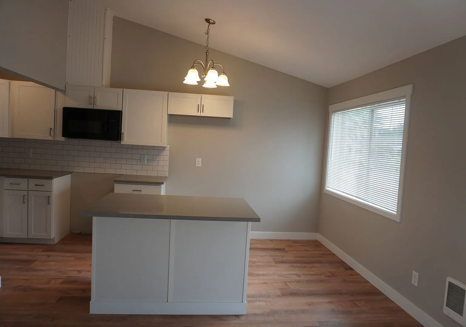 r811V.9plex — Photo 2