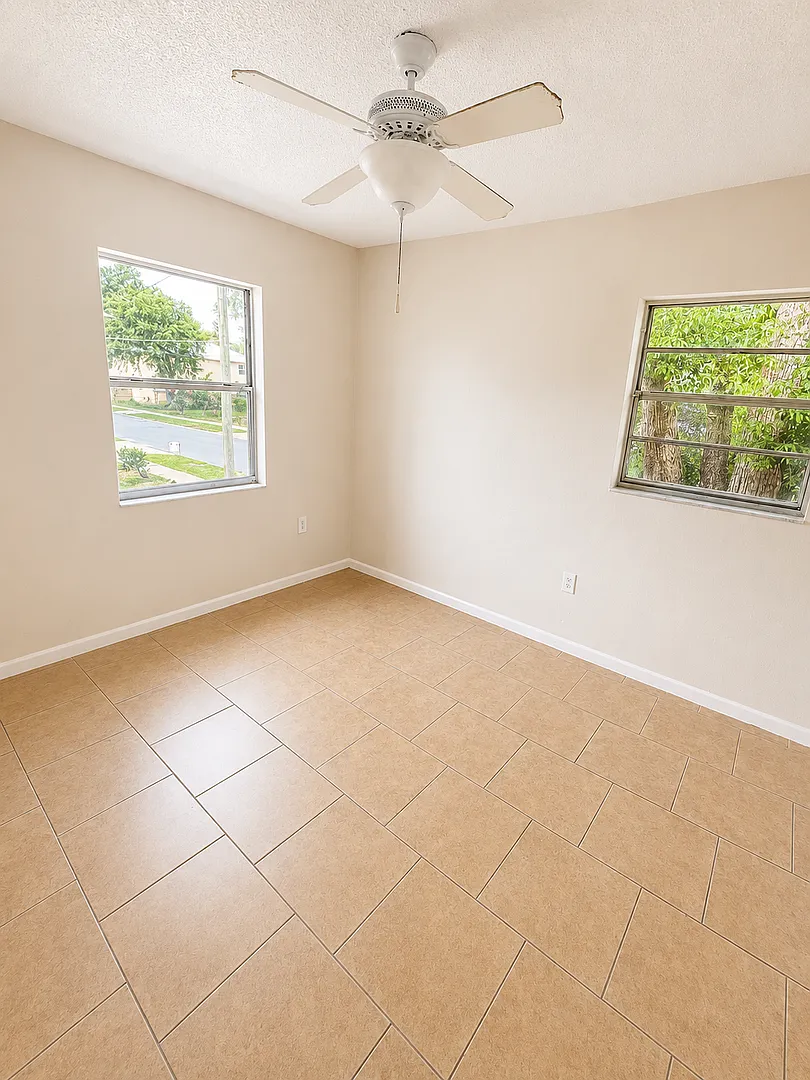 927 N. Iowa A - 8 — Photo 4