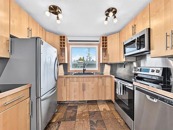 5th image of 1005 NE Hunterhaven Rd NW