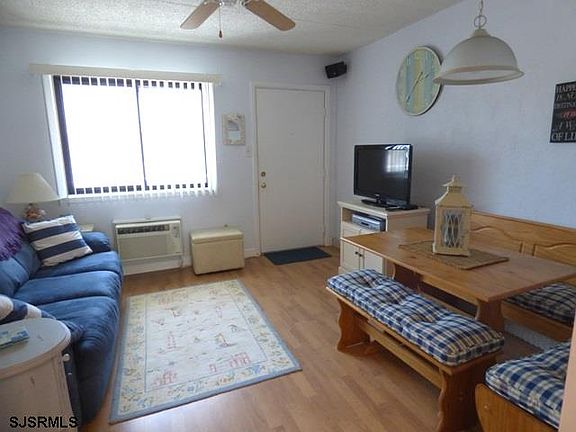 5th image of 921 Wesley Ave APT A14