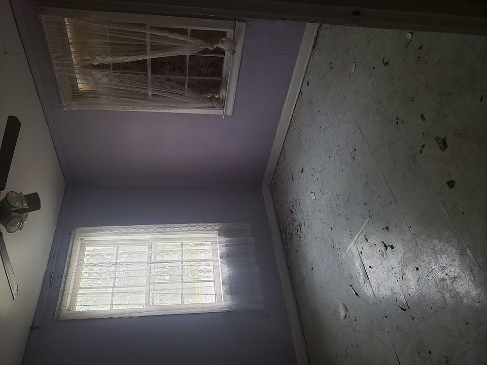 2nd image of 3915 6th Ave