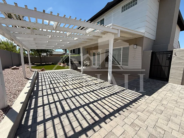 811 E Chilton Dr — Photo 39