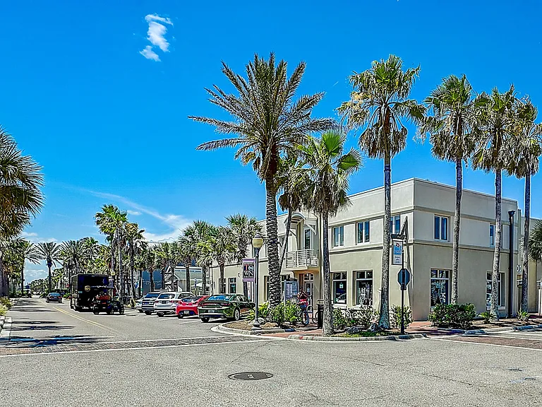 Minutes to Beaches Town Center
