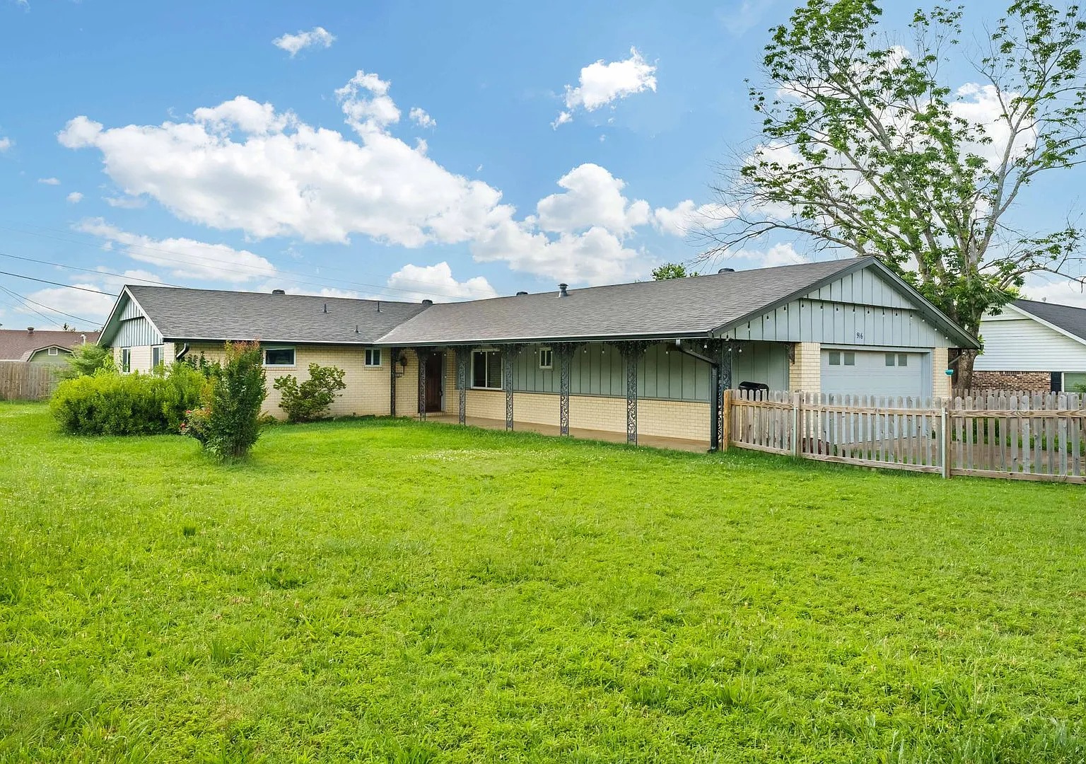 Charming 4-Bedroom Home with Spacious Yard in Rogers — Photo 1
