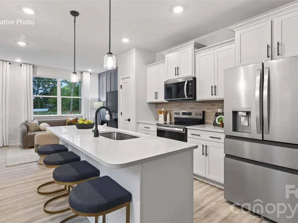 521 Annagh Dr, Charlotte, NC 28217