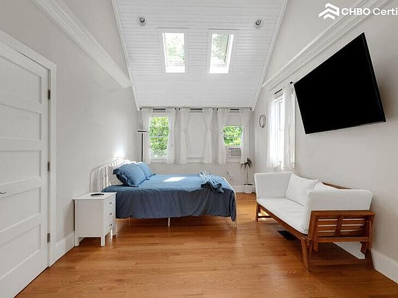 3rd image of 183 Babcock St