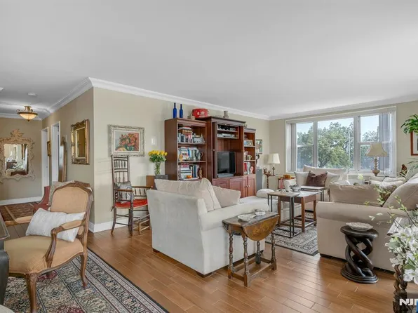 2000 Linwood Ave APT 3K, Fort Lee, NJ 07024