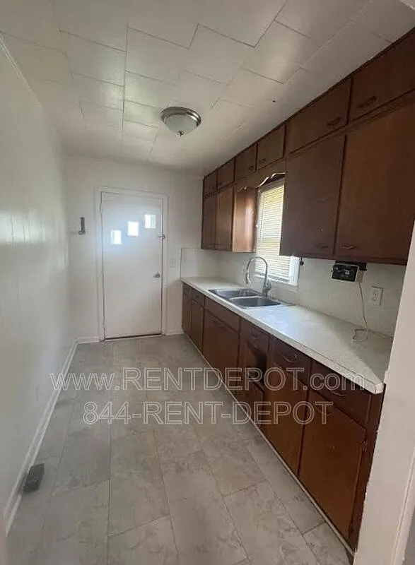 3 bed, 1.0 bath, 1064 sqft, $1,250 — Photo 4