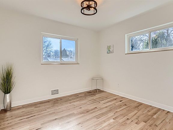5th image of 300 Putnam Ave