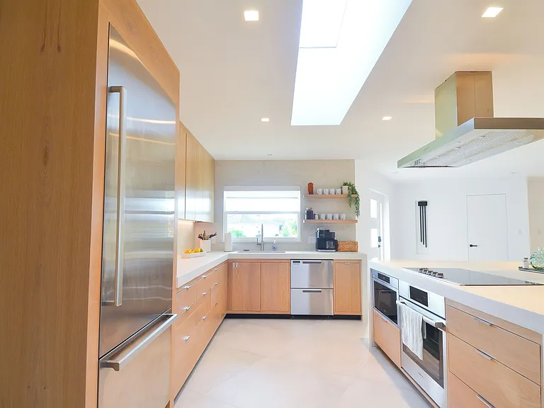 High-end stainless steel appliances throughout - Induction cooktop/oven