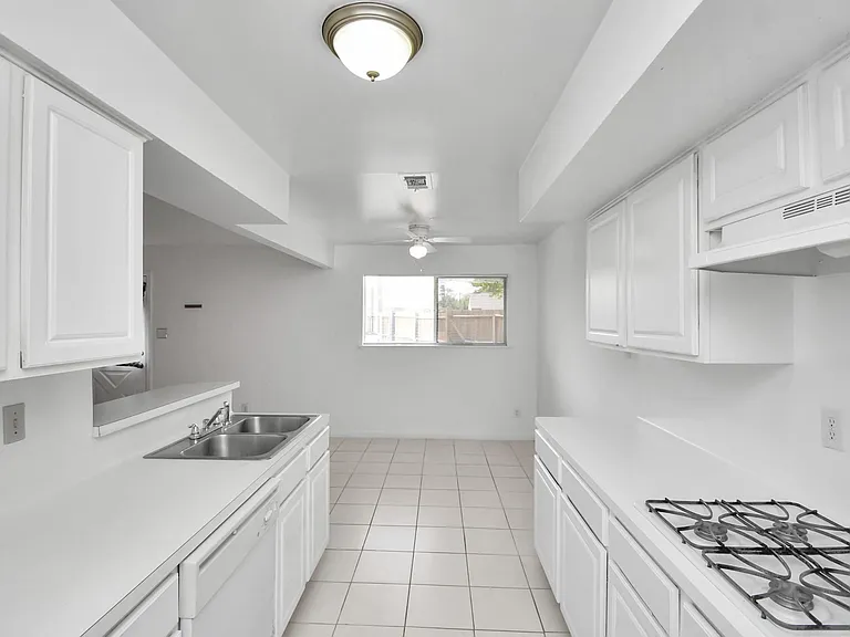 530 Westshire Dr — Photo 18