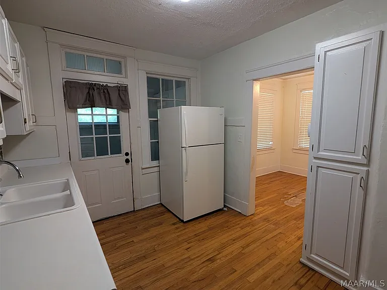 2164 College St — Photo 10