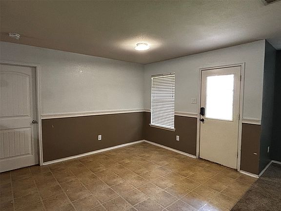 4th image of 2027 Lake Trail Dr