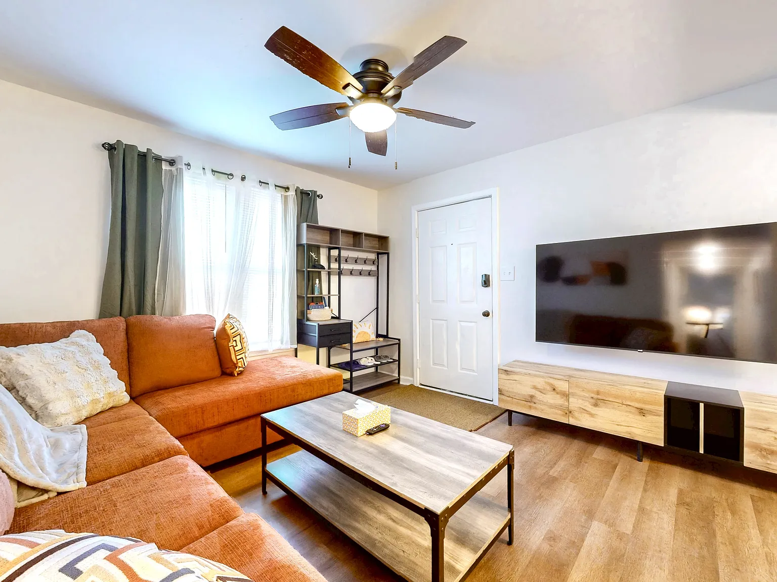 2 bed, 800 sqft, $1,900 — Photo 3