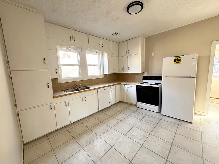 222 N Lee Ave — Photo 3