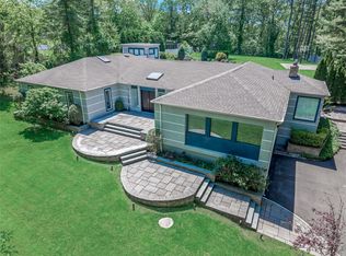 11 Faulkner Ln, Dix Hills, NY 11746