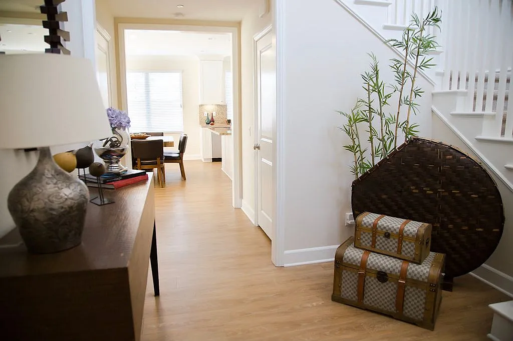 3 bed, 2.5 bath, 1833 sqft, $5,245 — Photo 2