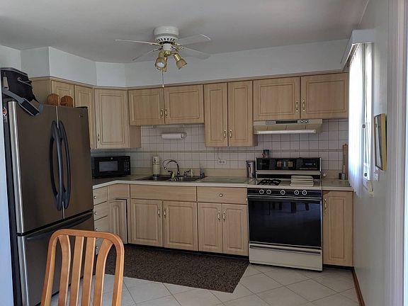 3rd image of 452 E Fullerton Ave
