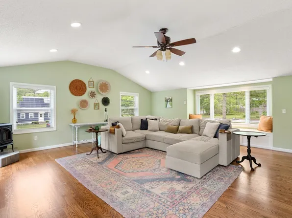 9 Debbies Ln, Marstons Mills, MA 02648