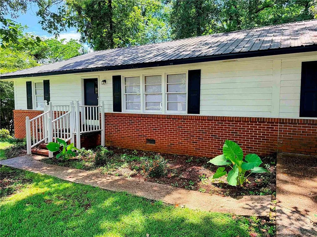 3 bed, 1.5 bath, 1430 sqft, $1,650 — Photo 3