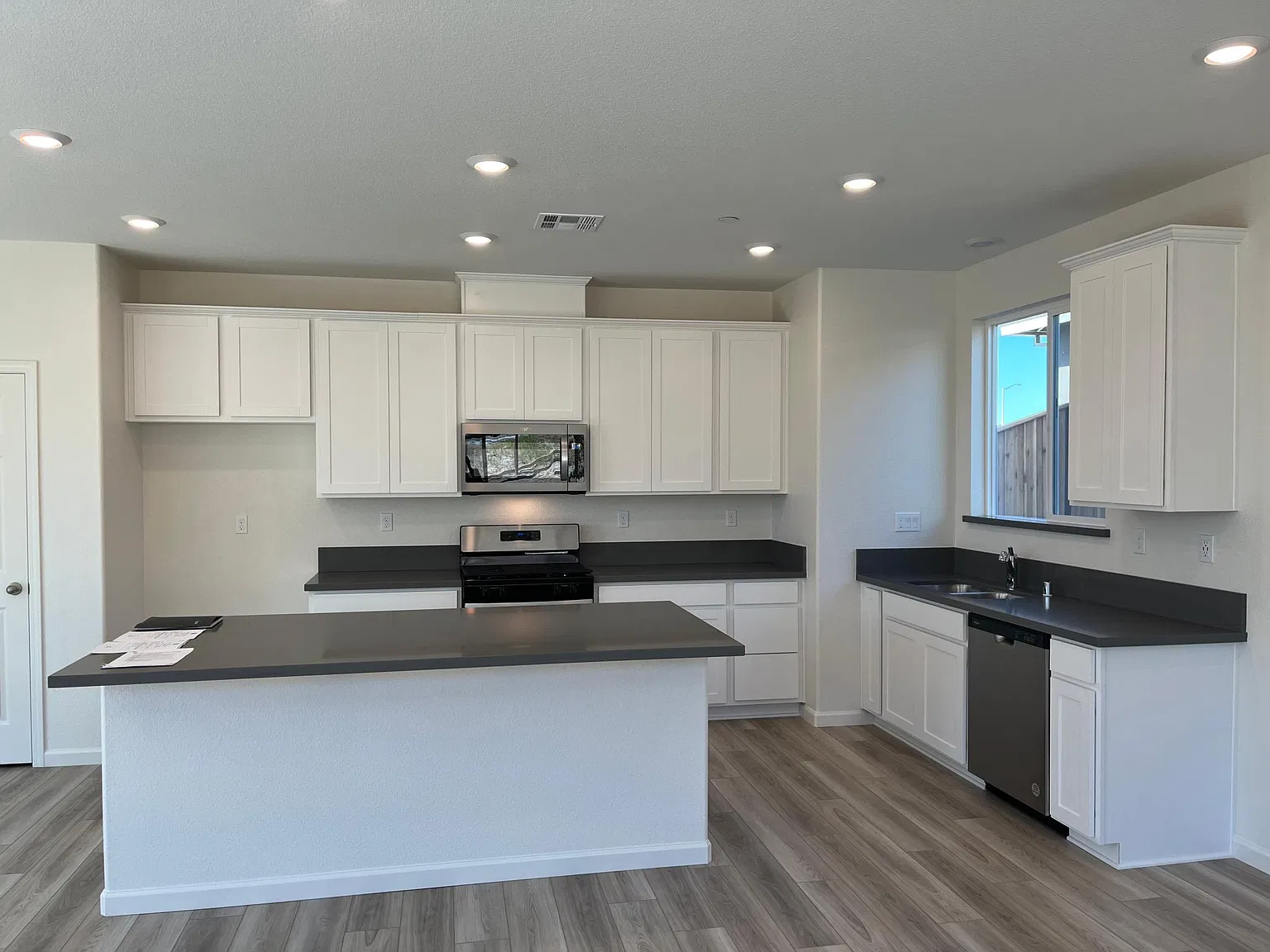 3 bed, 2.5 bath, 1861 sqft, $3,800 — Photo 3