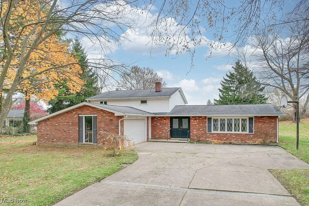 6090 Wiclif St NE photo 1