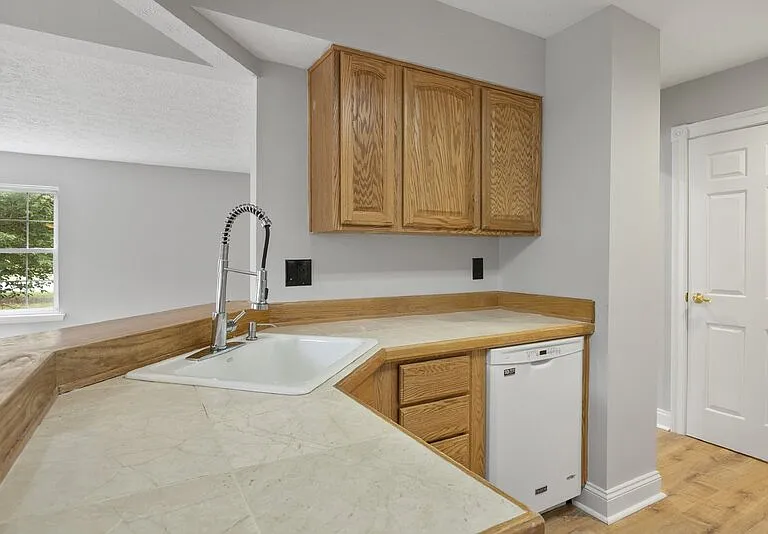 2258 N Tollgate Cir — Photo 8