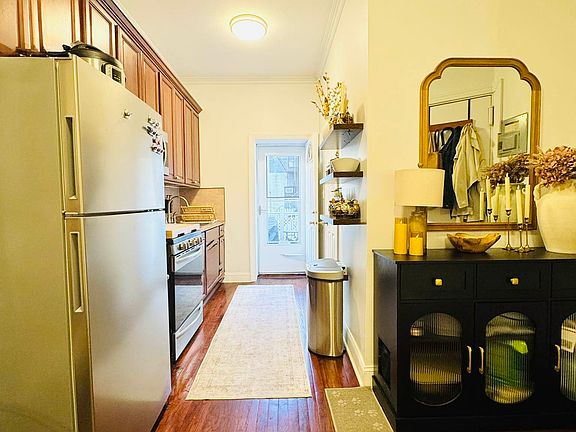 3rd image of 667 Henry St APT 1L