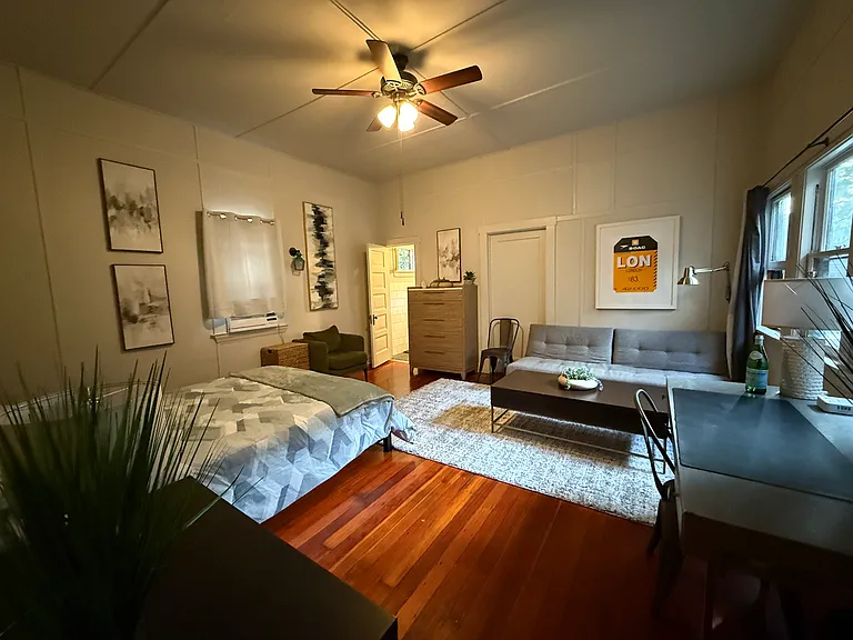 826 S Burlington Ave #4 — Photo 4