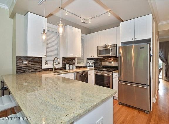 4th image of 2154 W Ainslie St #C