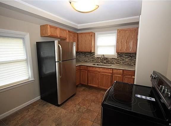 4th image of 23420 Manistee Ave
