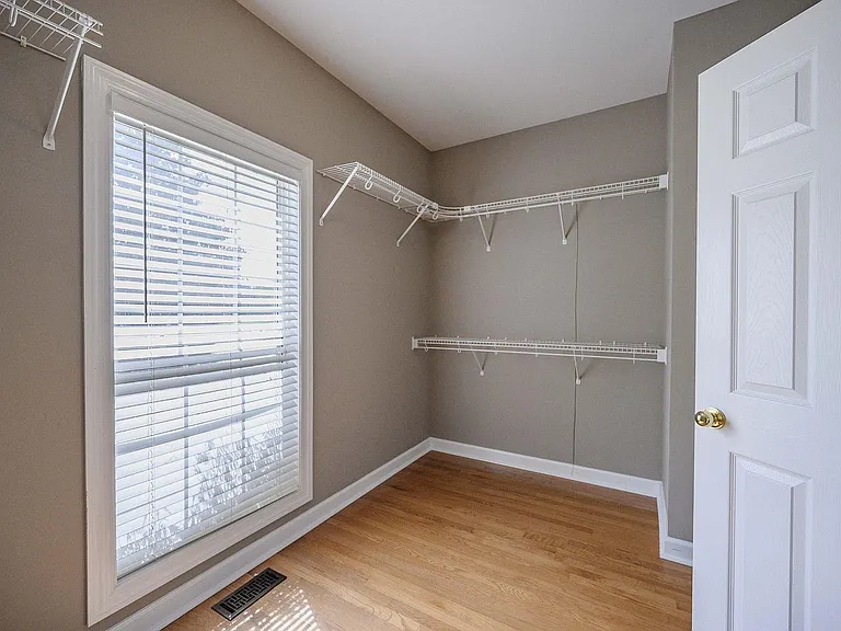 2256 Westwood Dr — Photo 16
