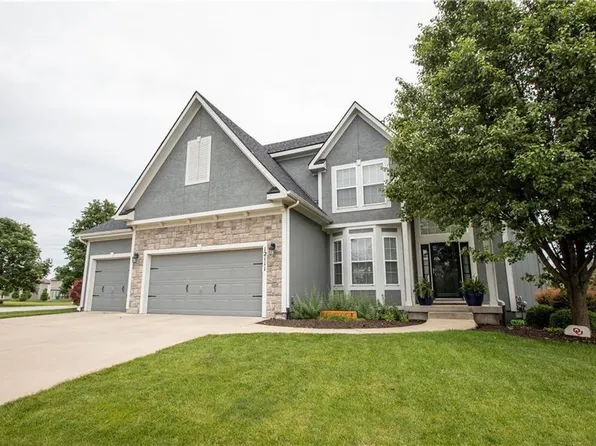 12111 S Redbud Ln, Olathe, KS 66061