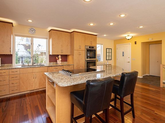 3rd image of 919 15th Ave N
