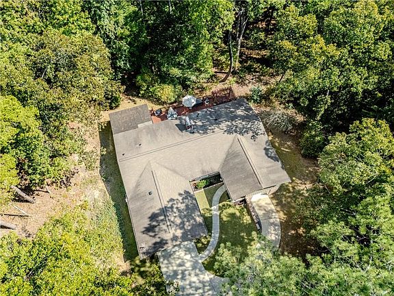 3rd image of 186 Fairview Dr SW