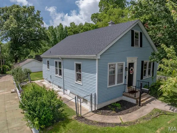 720 E McKinley St, Belleville, IL 62220