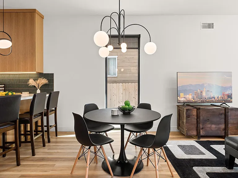 1916 W Ct — Photo 9