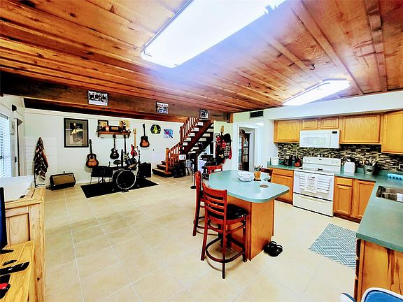 5th image of 136 SW 85th Avenue