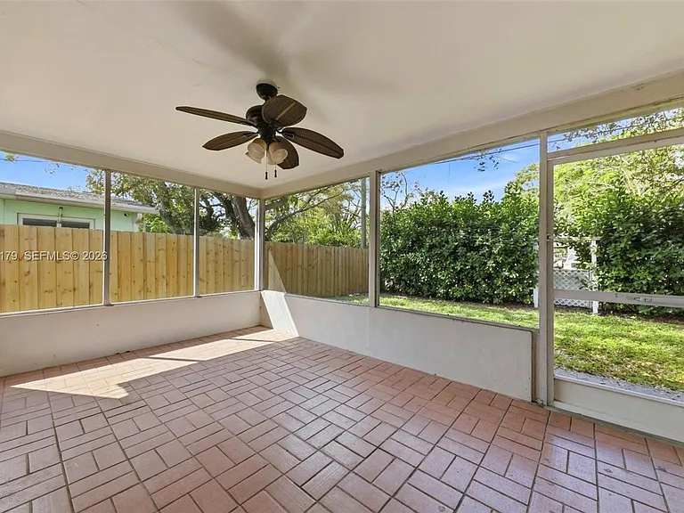 4561 SW 25th Ter — Photo 16