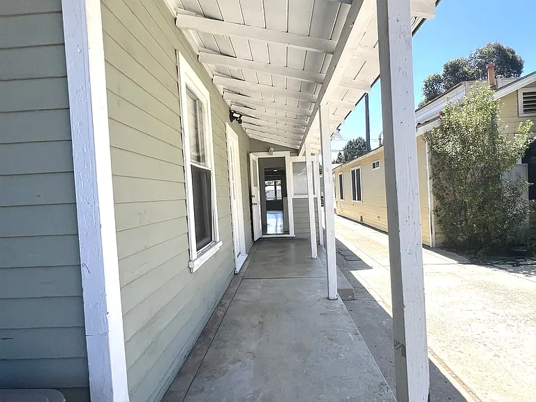 130 W De La Guerra St — Photo 21