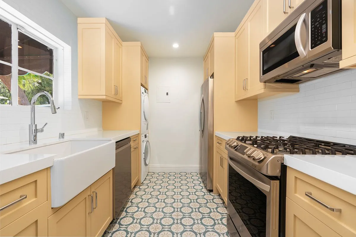 Building Photo - 5161 Village Grn #29