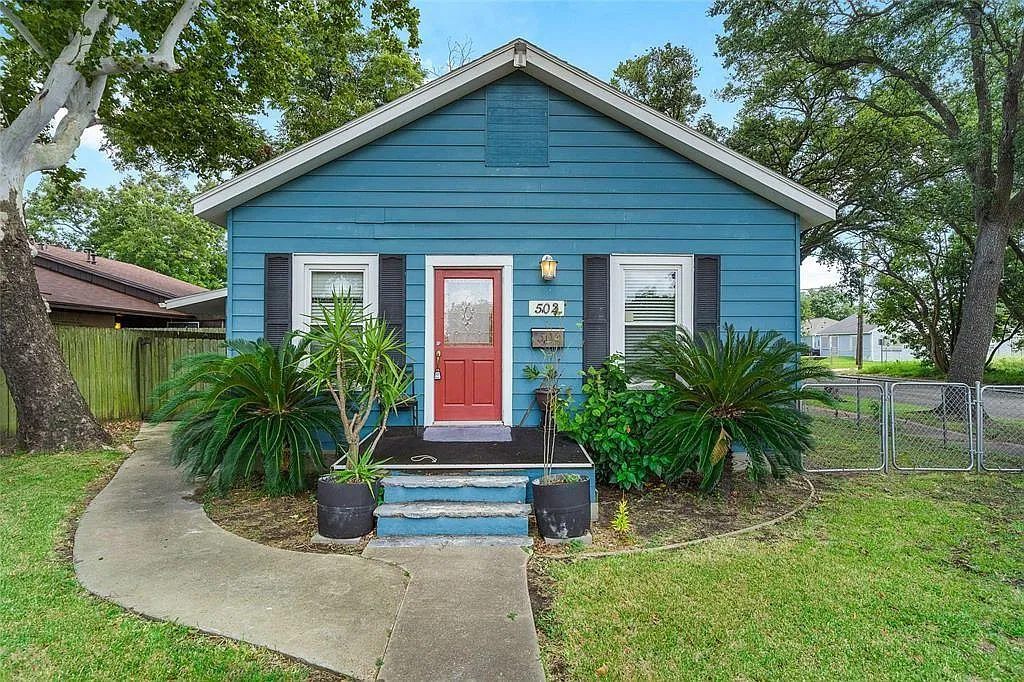 2 bed, 1.0 bath, 831 sqft, $1,350 — Photo 1