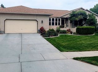 2536 W Royal Heights Dr, South Jordan, UT 84095